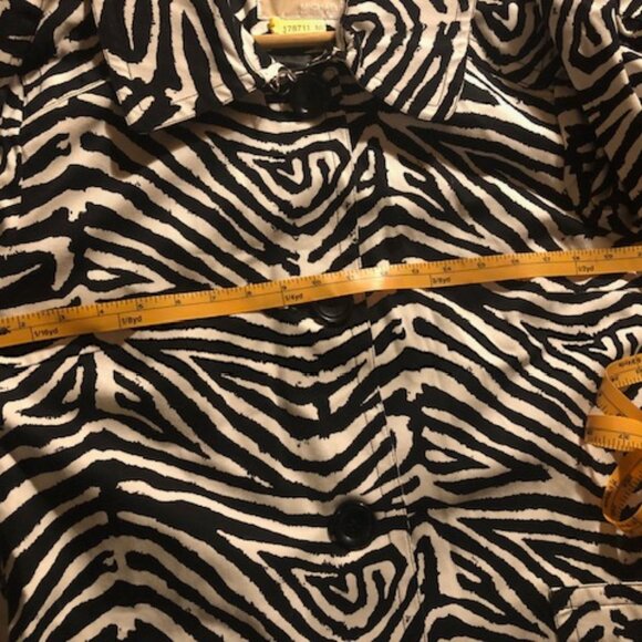 Michael Kors Women’s Zebra Print Cotton Belted Trench Coat; Size Large - Picture 15 of 16